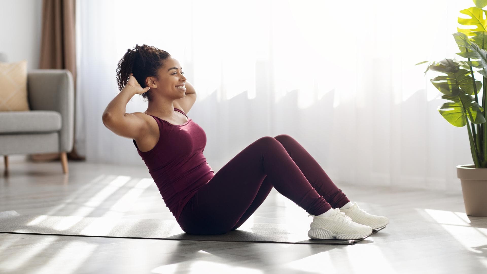 Frau macht Sit-ups