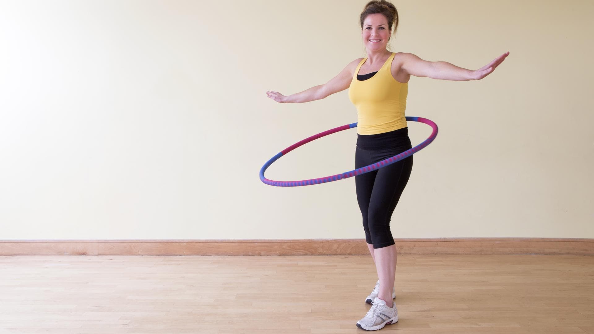 Frau mit Hula-Hoop-Reifen