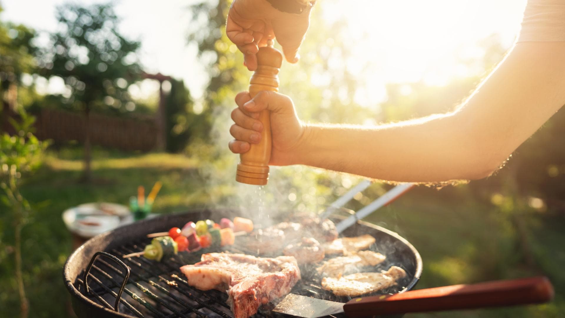 Grill mit Fleisch und Gemüse