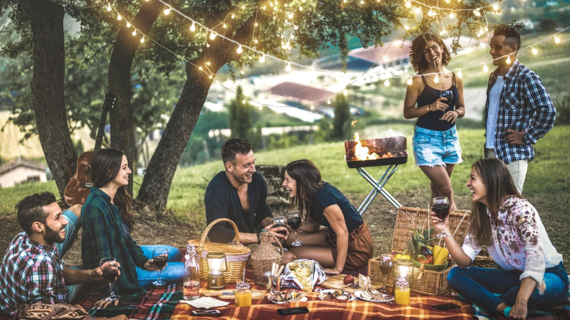 Gruppe von Freunden grillt im Park