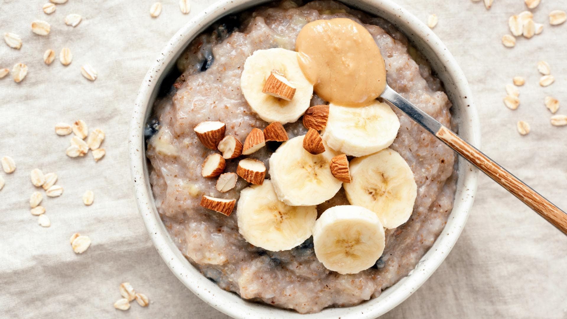 Porridge mit Bananen und Mandeln sind eine gute Wahl fürs Frühstück.
