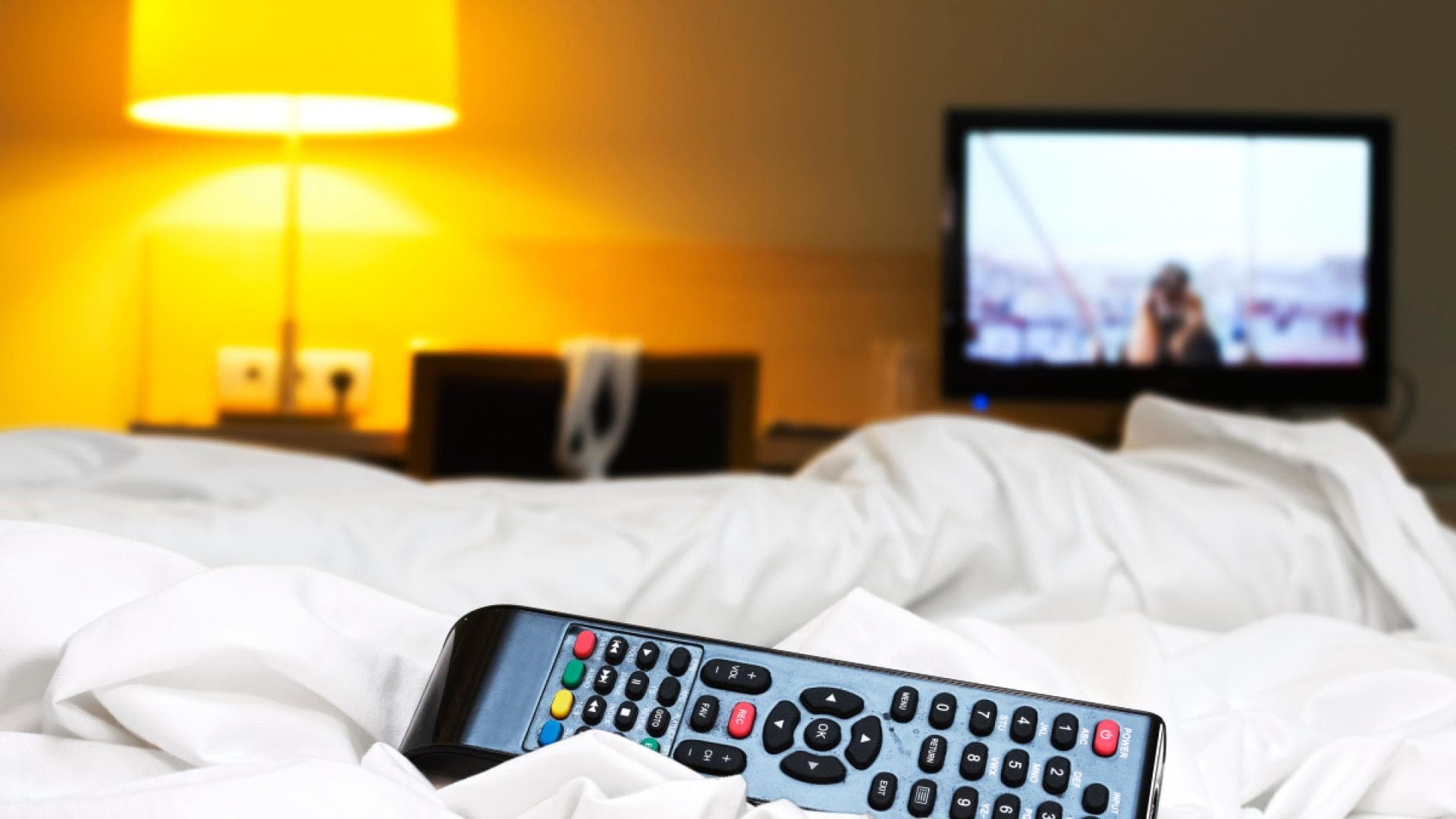 Fernbedienung auf Hotelbett