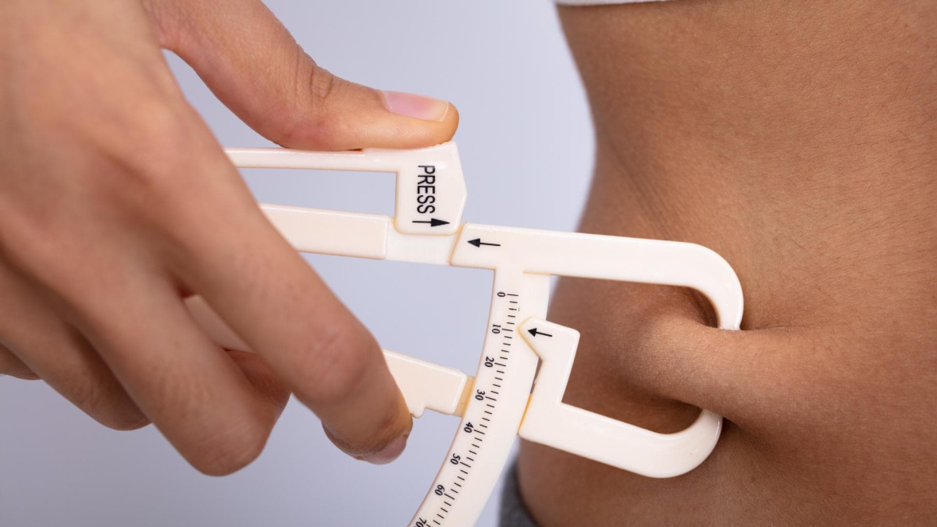 Messung der Hautfalten mit Caliper