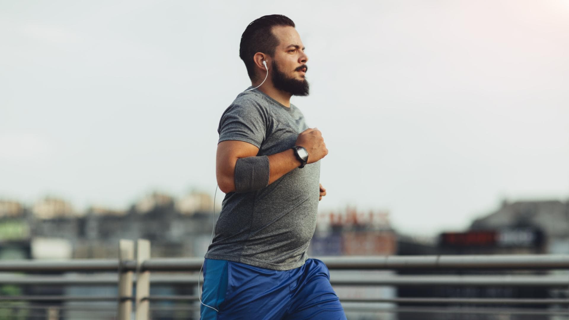 Mann joggt auf Promenade