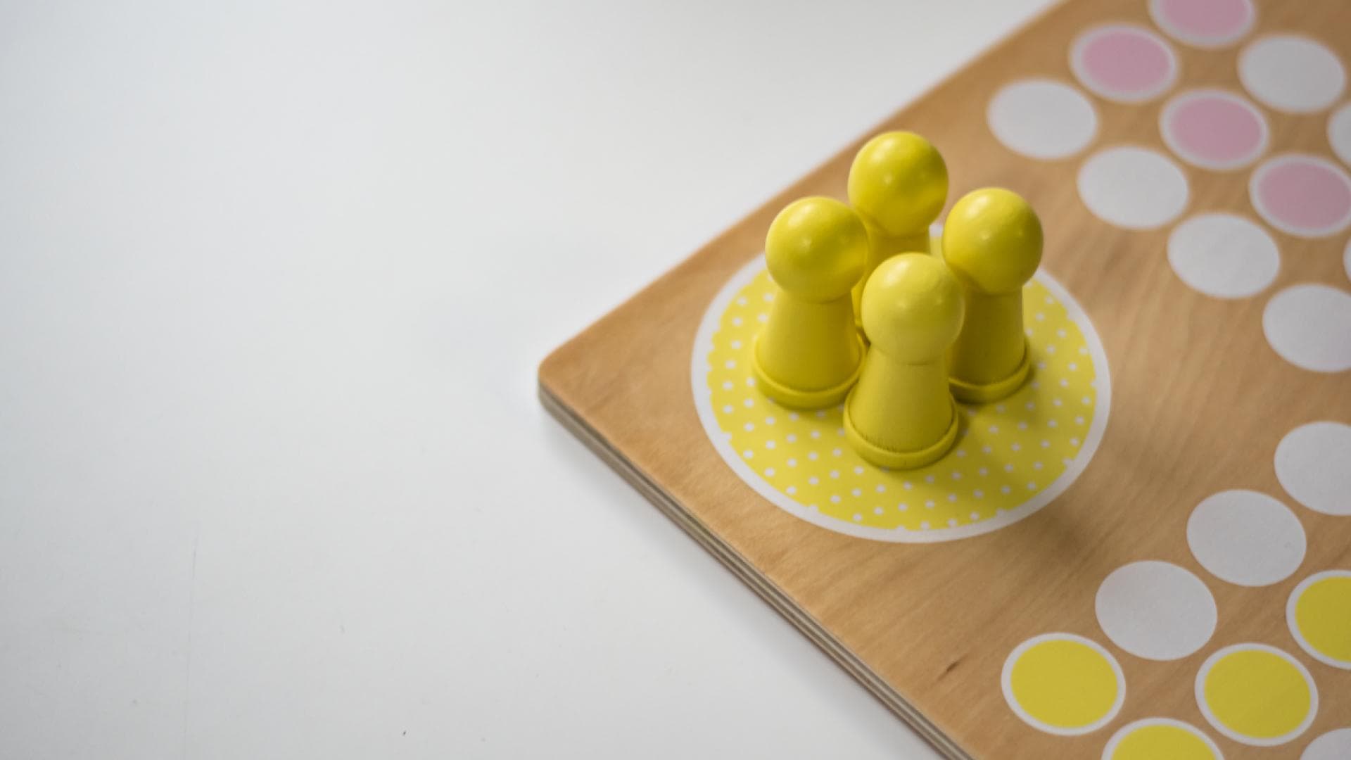 Abbildung 2: Zeit mit geliebten Menschen zu verbringen, beispielsweise bei einem gemütlichen Spieleabend, schafft Erinnerungen. Mensch ärgere Dich nicht