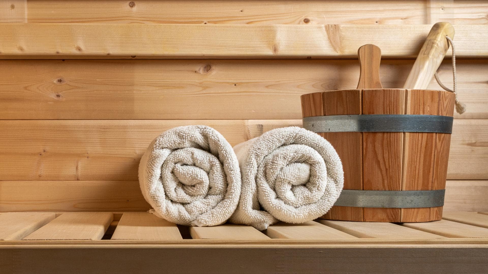 Sauna mit Handtuch und Eimer