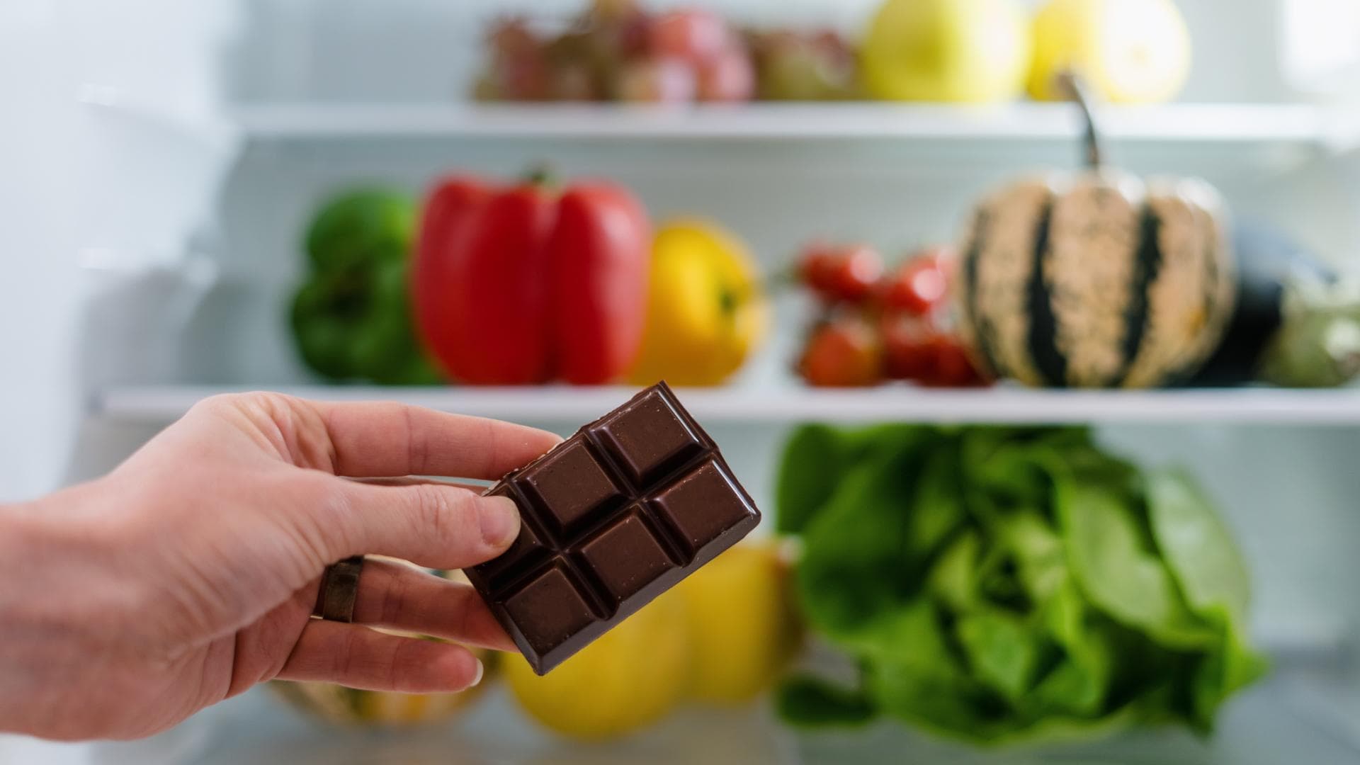 Schokoladen vor dem Kühlschrank
