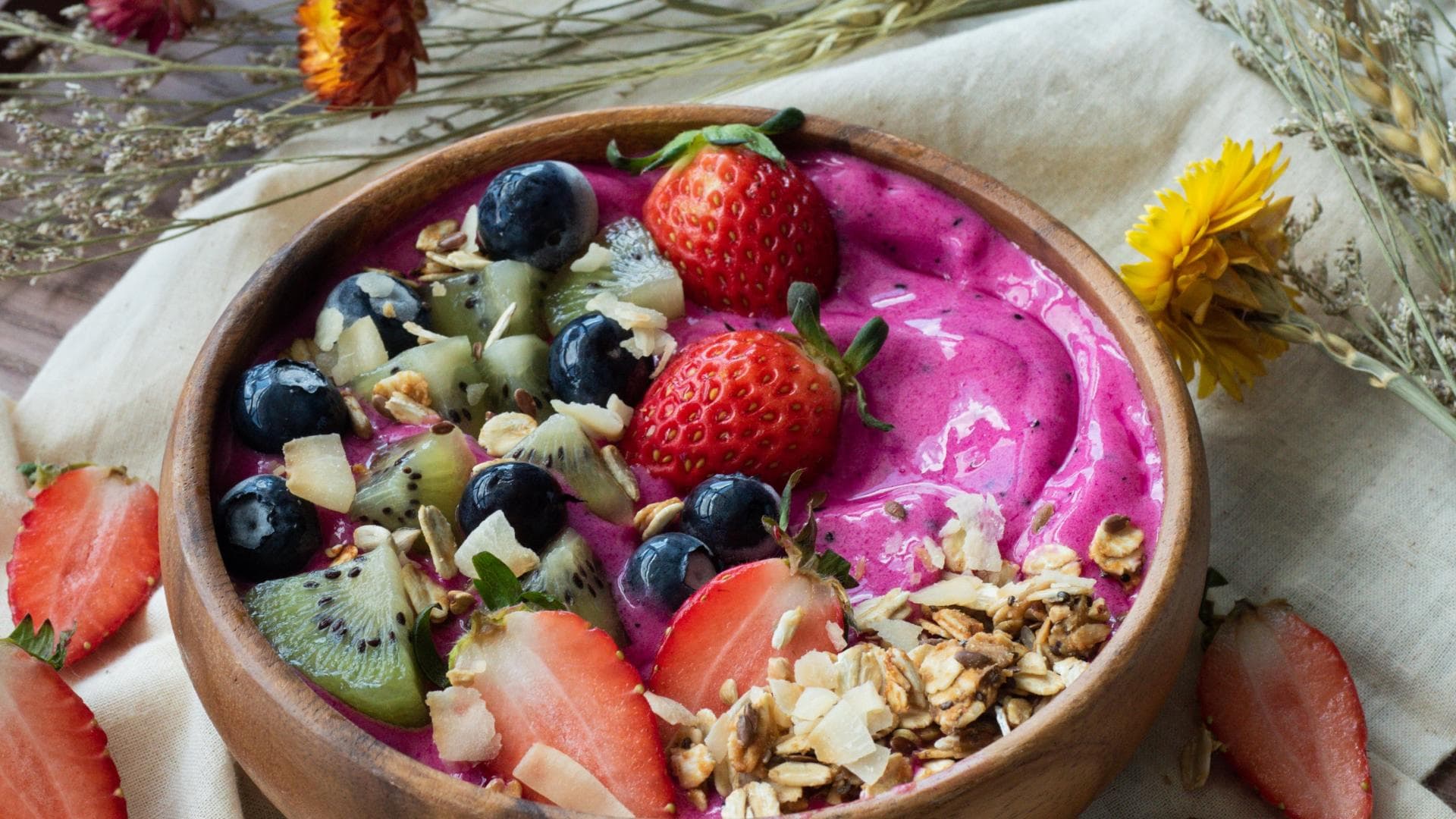 Smoothie-Bowl mit Früchten