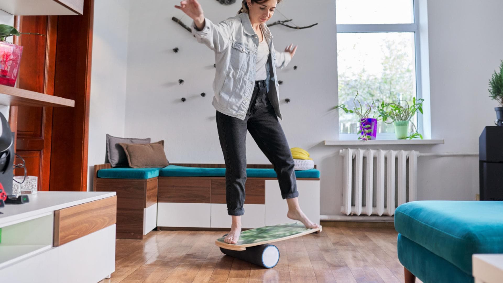 Frau auf Balance Board