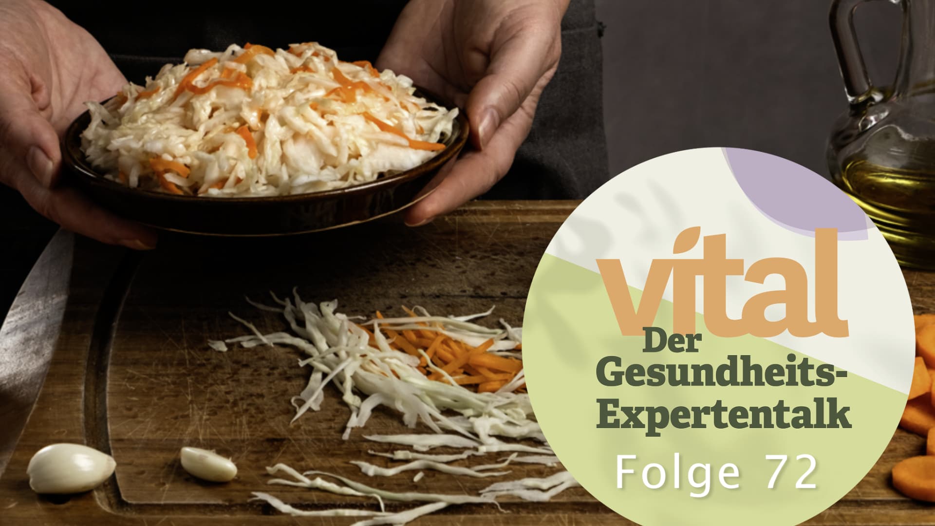 Frau bereitet Sauerkraut zu