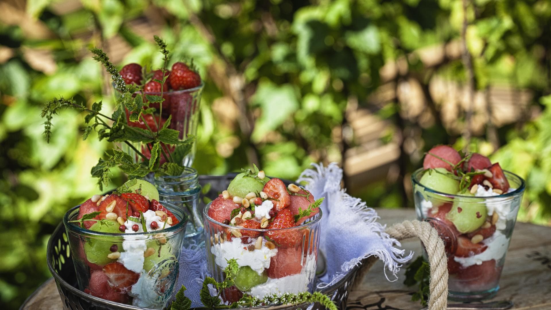 Melonensalat mit Hüttenkäse und Erdbeeren Melonensalat mit Hüttenkäse und Erdbeeren