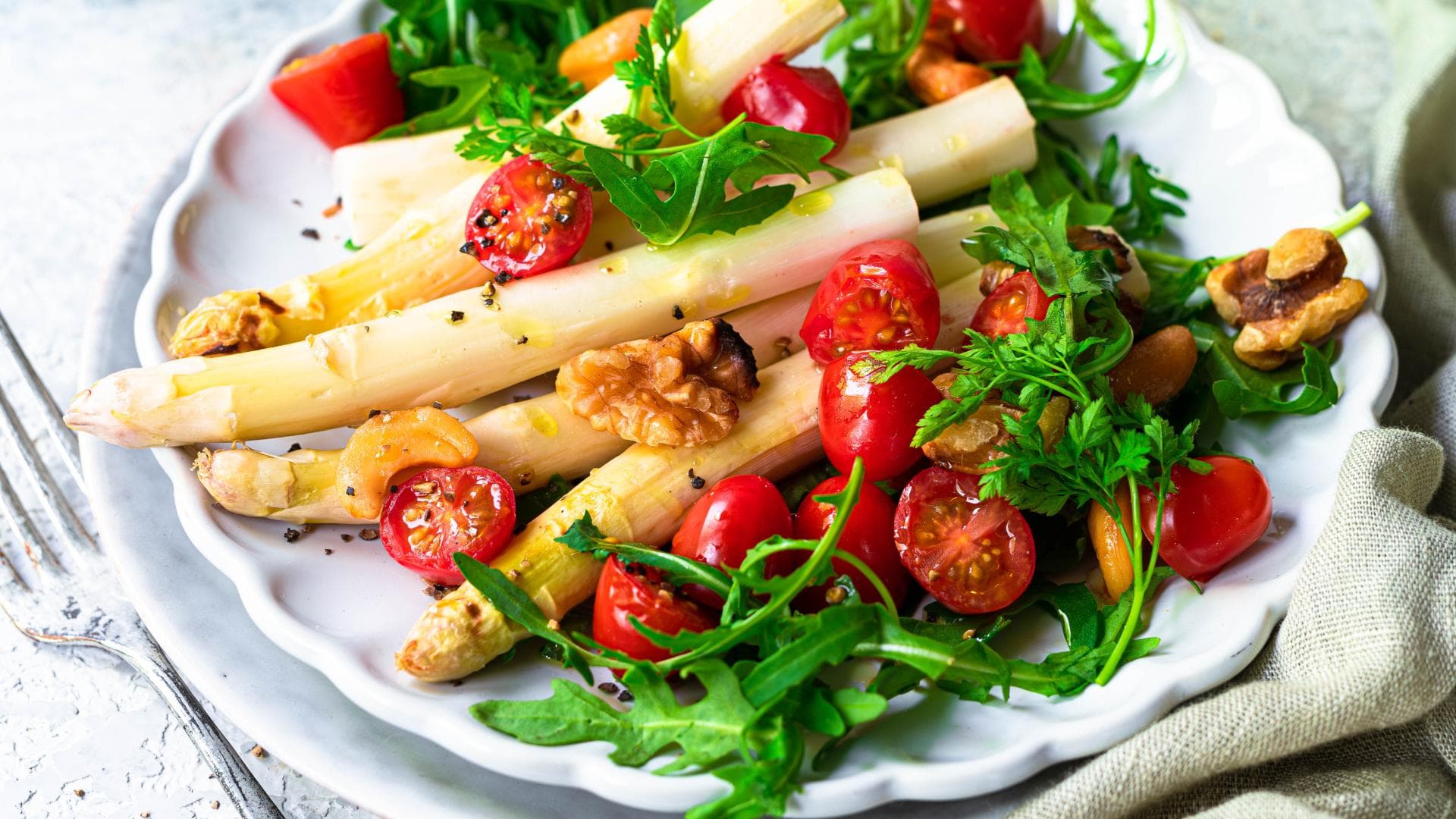 Ofenspargel mit bunten Tomaten und Rucola