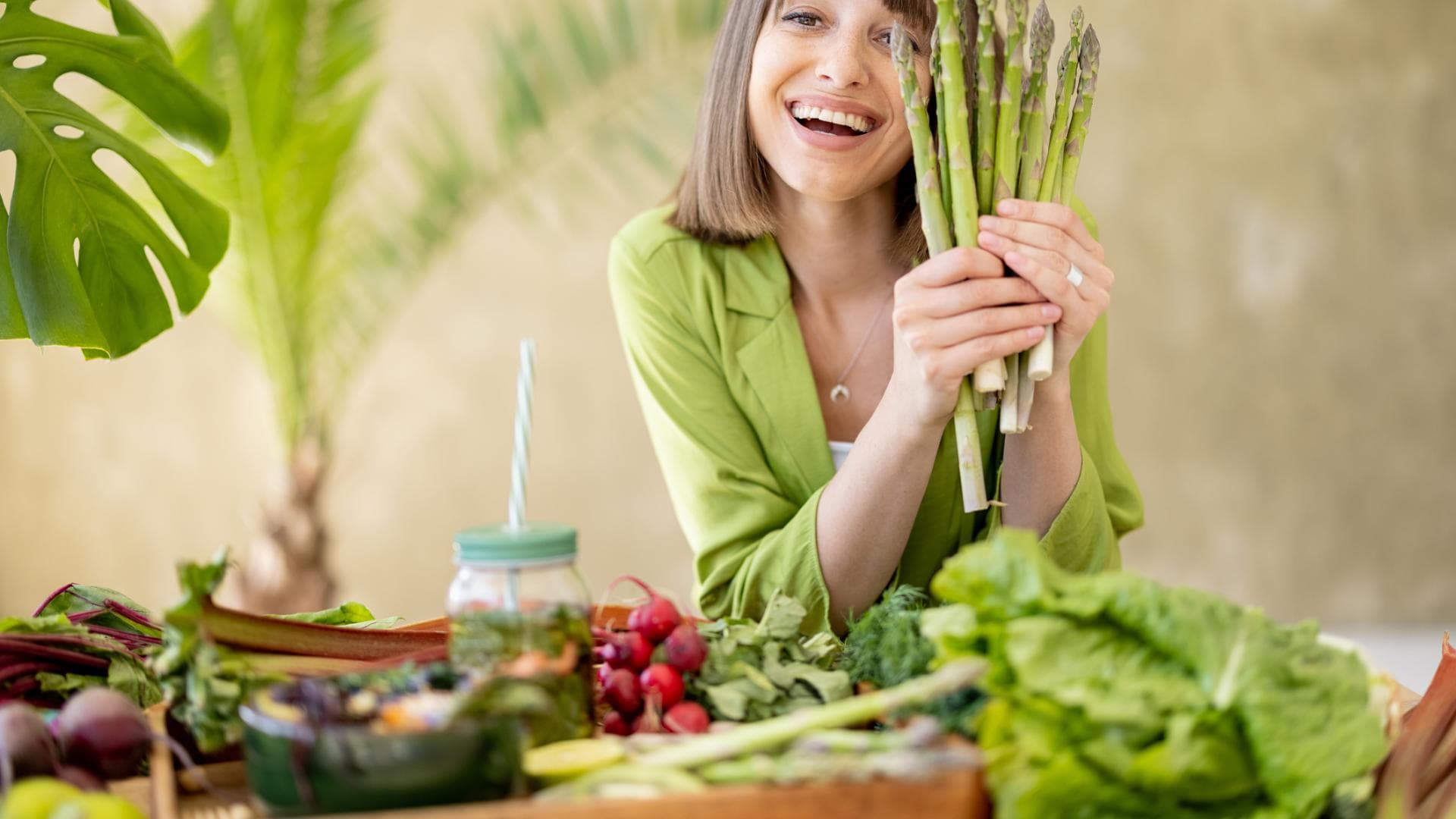 Frau mit Spargel in der Hand