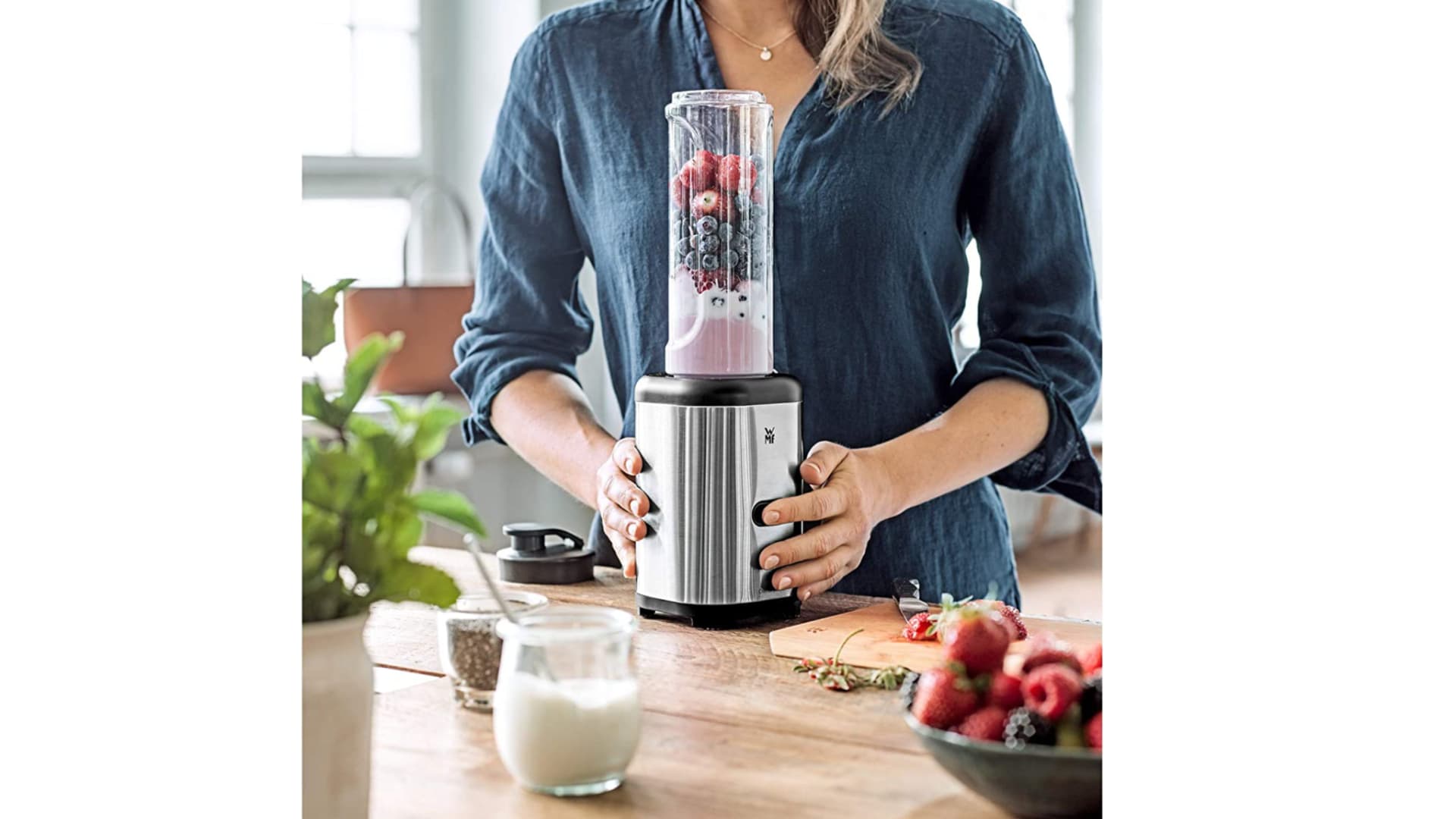 Frau mixt Smoothie Frau mixt Smoothie
