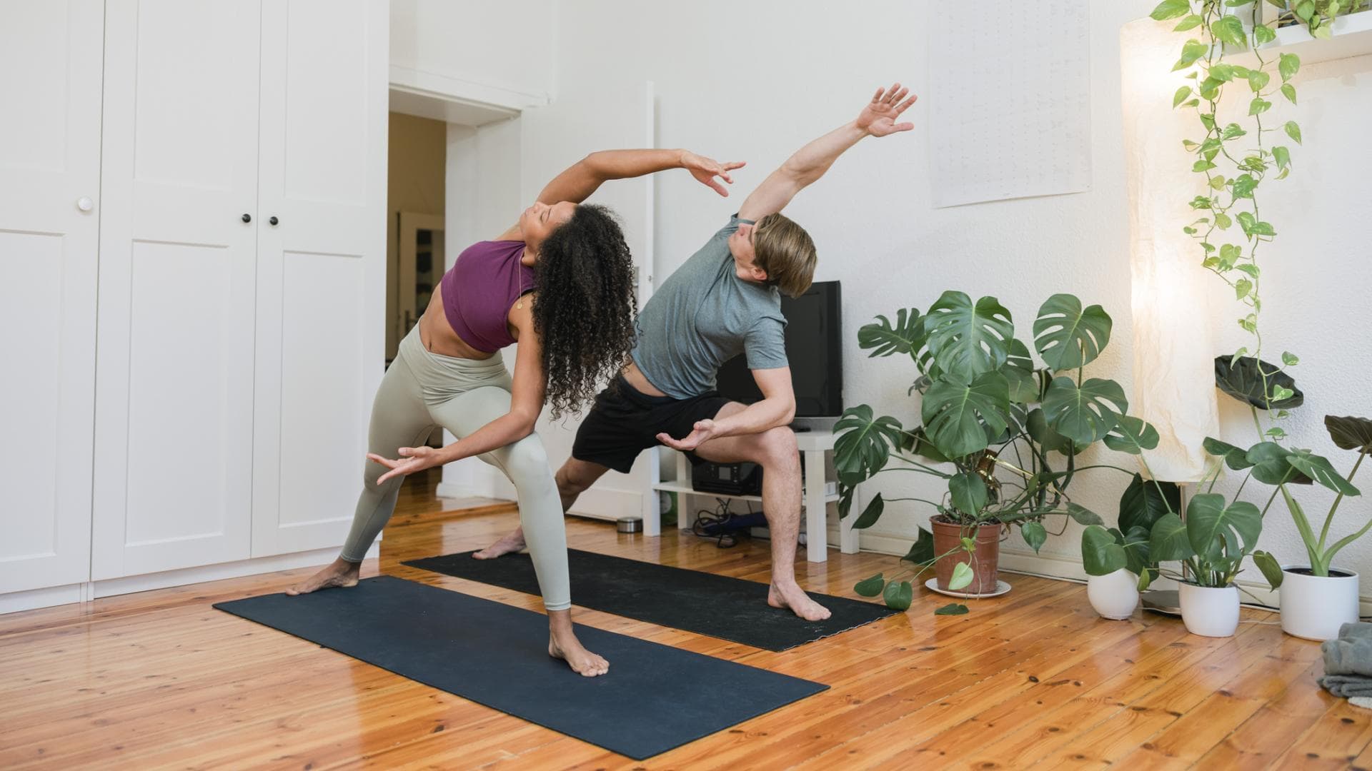 Paar macht Pilates