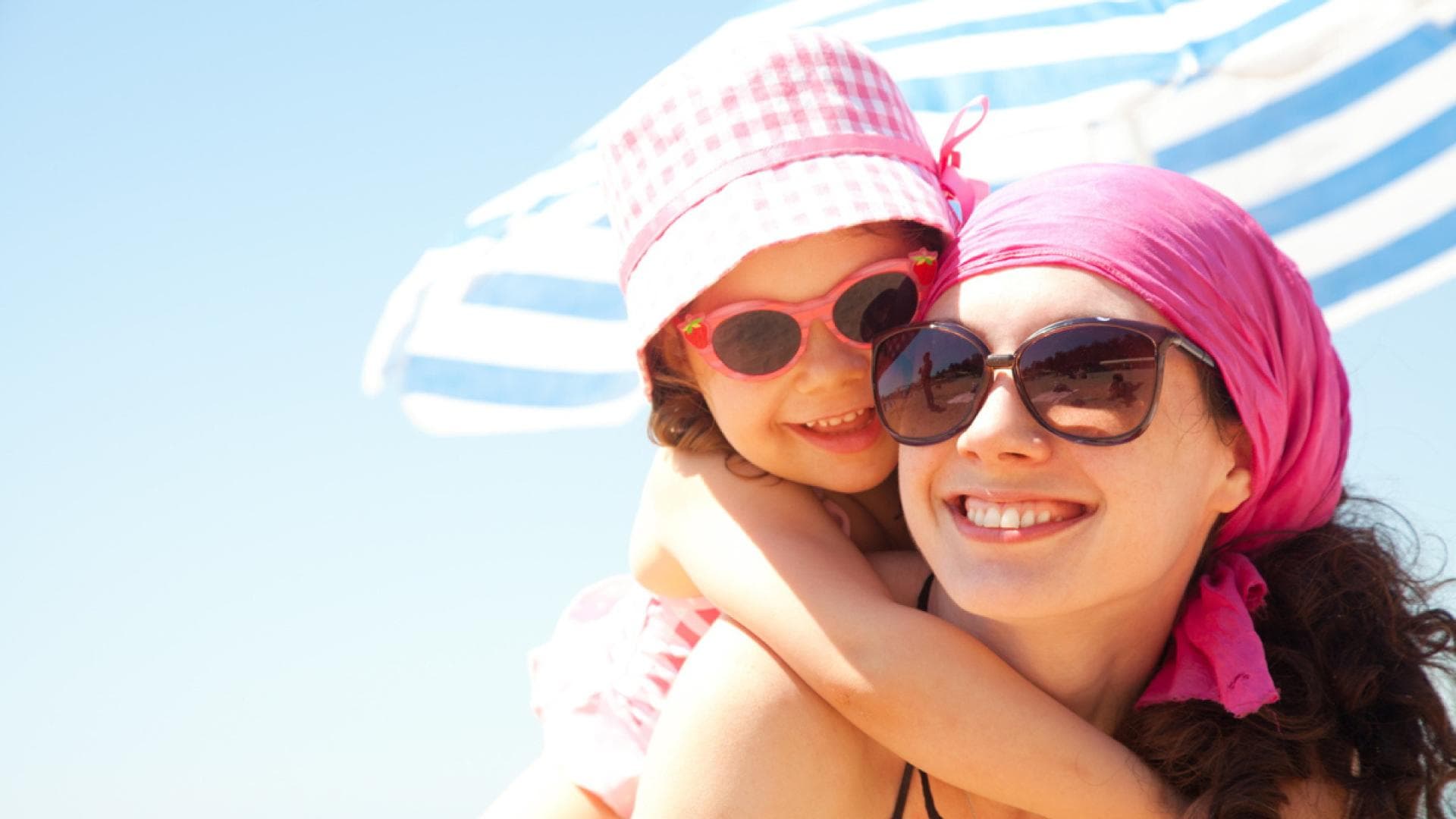 Kind mit Mutter am Meer