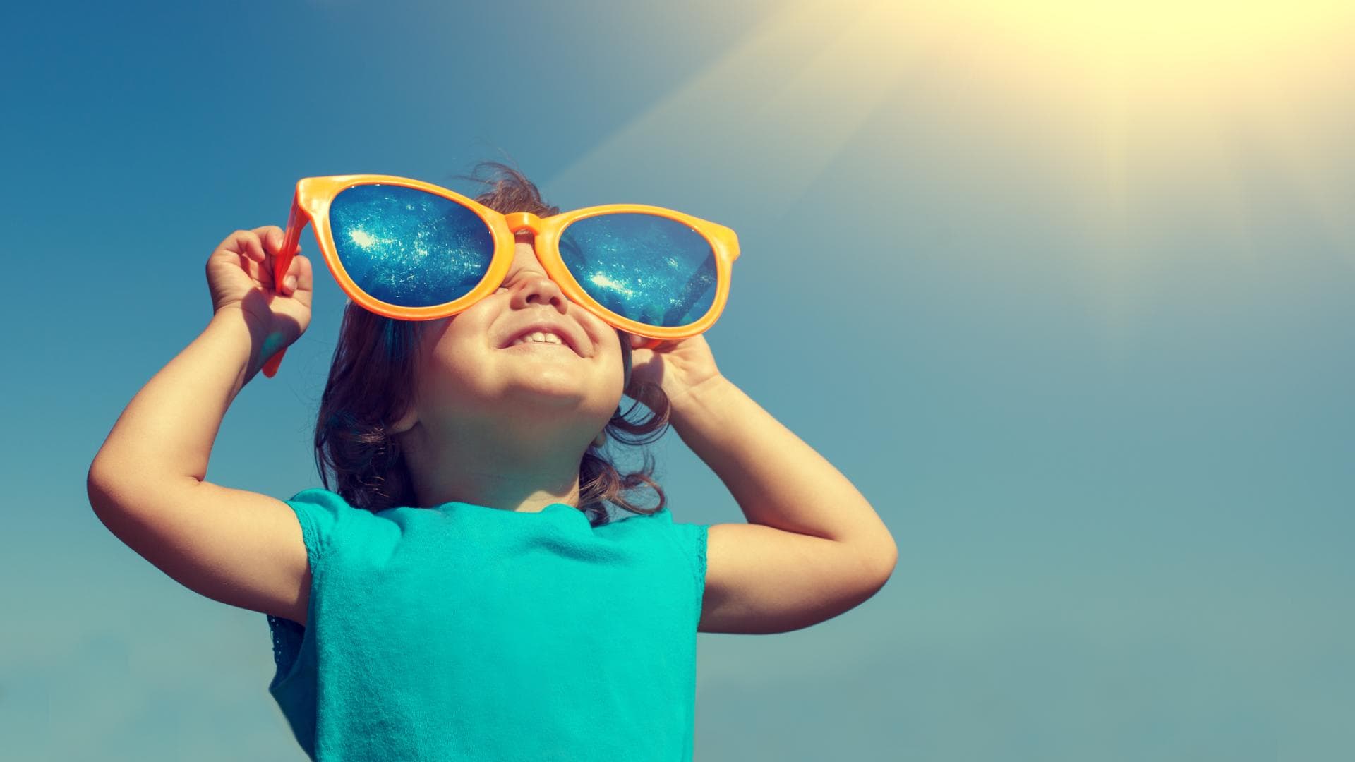 Kind mit Sonnenbrille
