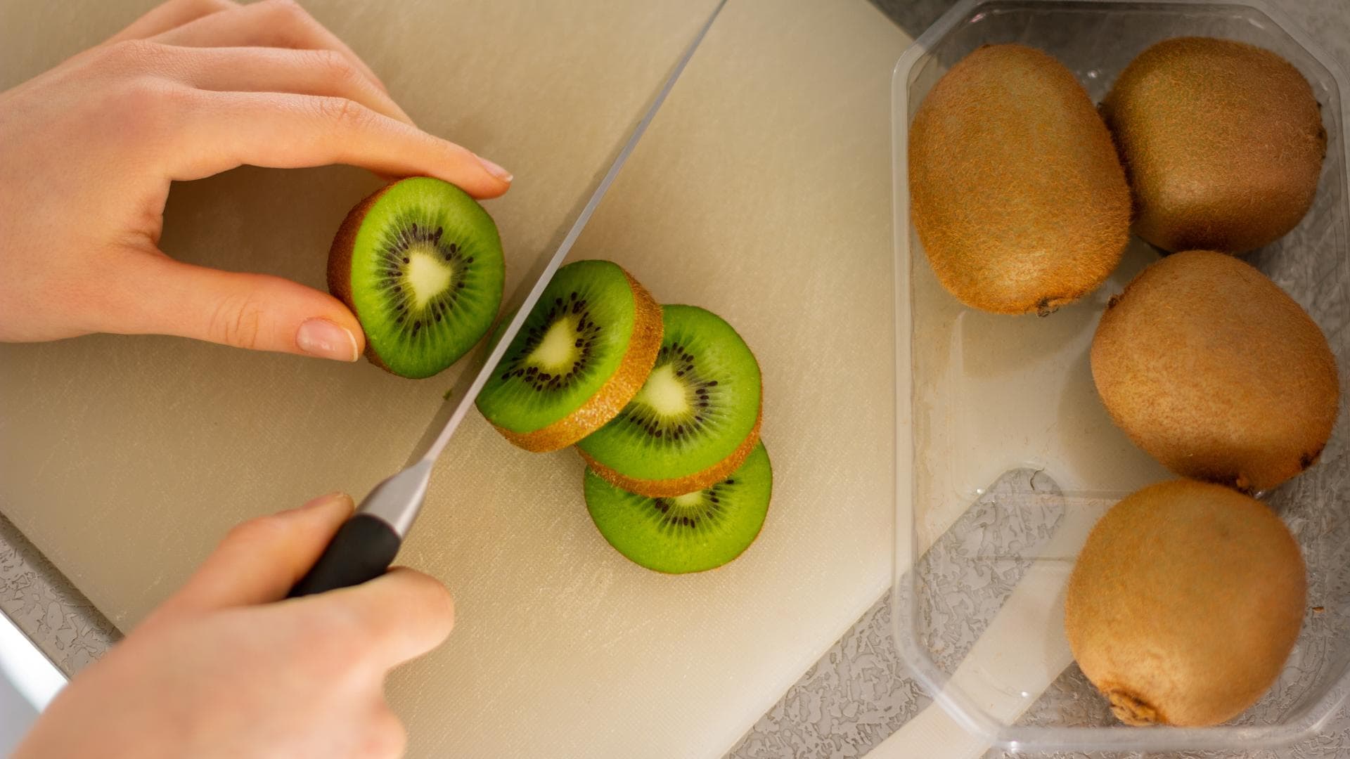 Kiwi wird geschnitten
