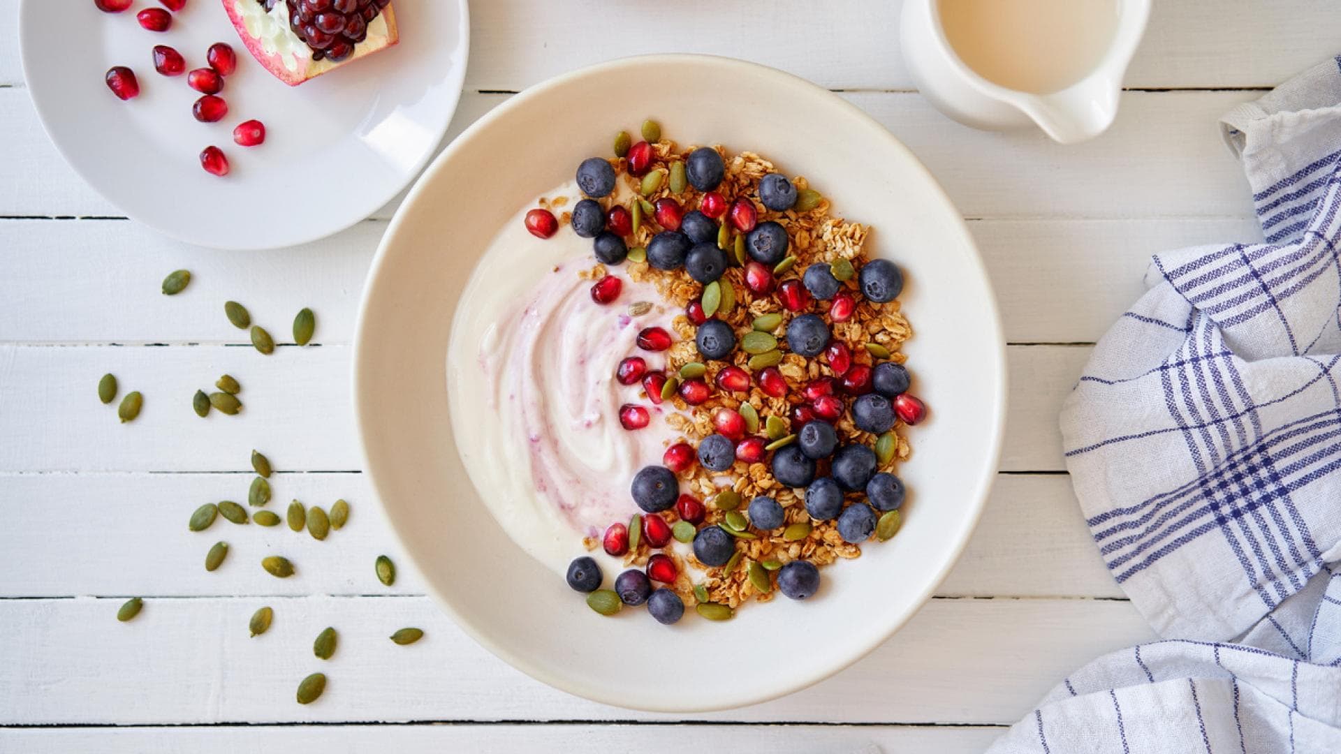 Müsli mit Joghurt und Beeren