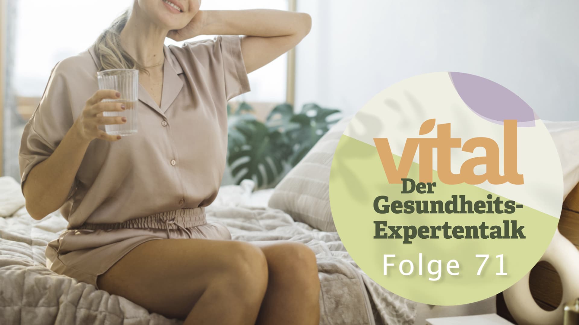 Reife Frau sitzt mit Glas Wasser im Bett