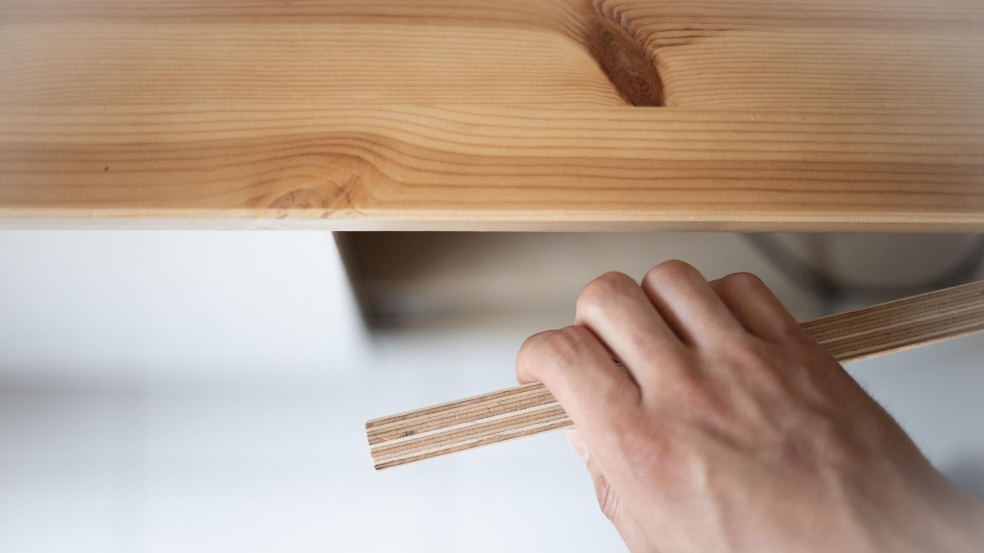 Hand grieft Holzstück