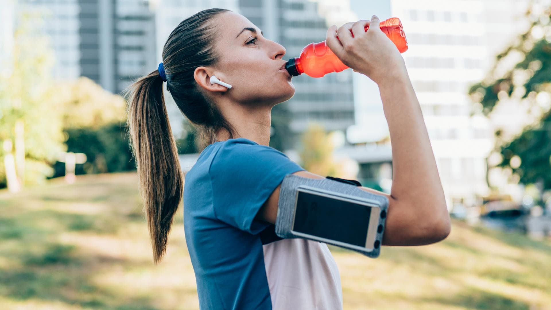 Wer nicht genügend trinkt, muss mit Leistungseinbußen beim Training rechnen. Sportlerin trink Sportgetränk