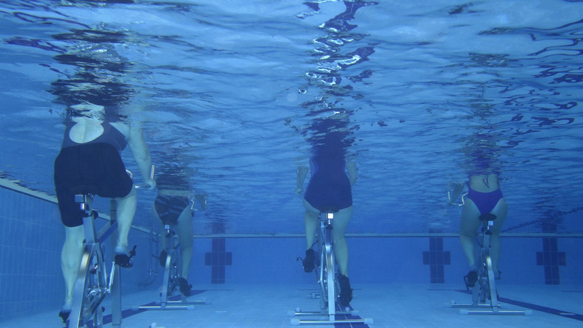 Beim Aqua Cycling können 800 Kalorien pro Stunde verbrannt werden.