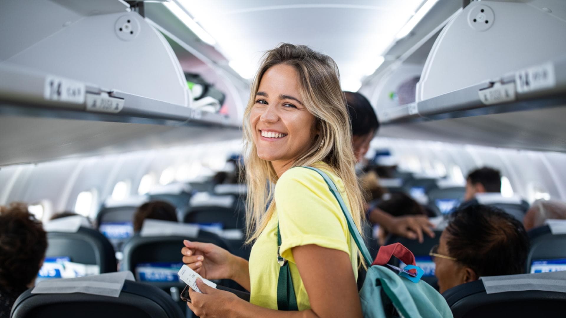 Frau steht im Flugzeug
