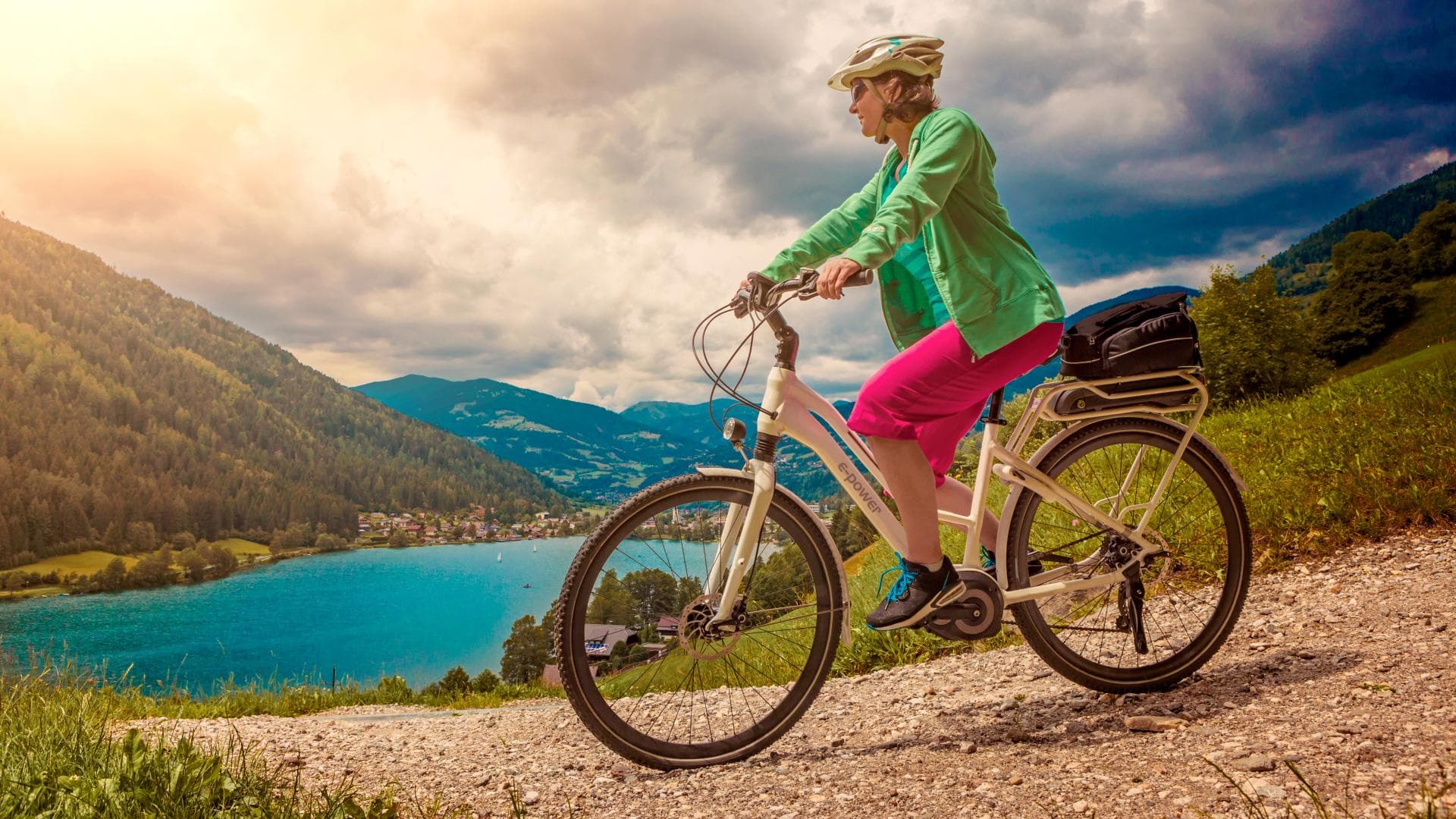 Frau fährt E-Bike