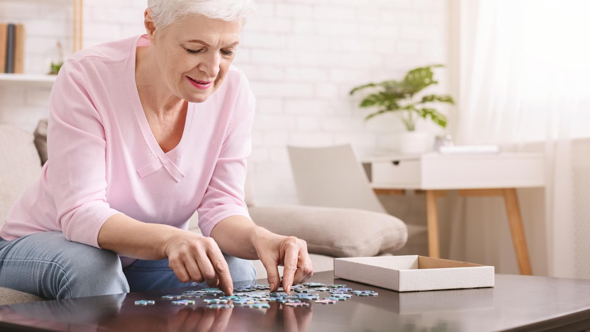 Frau mit Alzheimer löst Puzzle