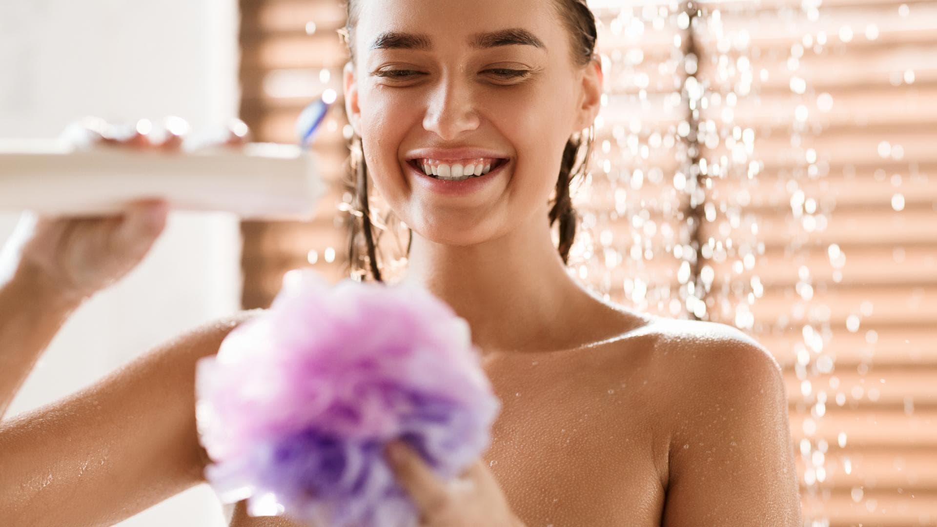 Frau mit Duschschwamm in Dusche