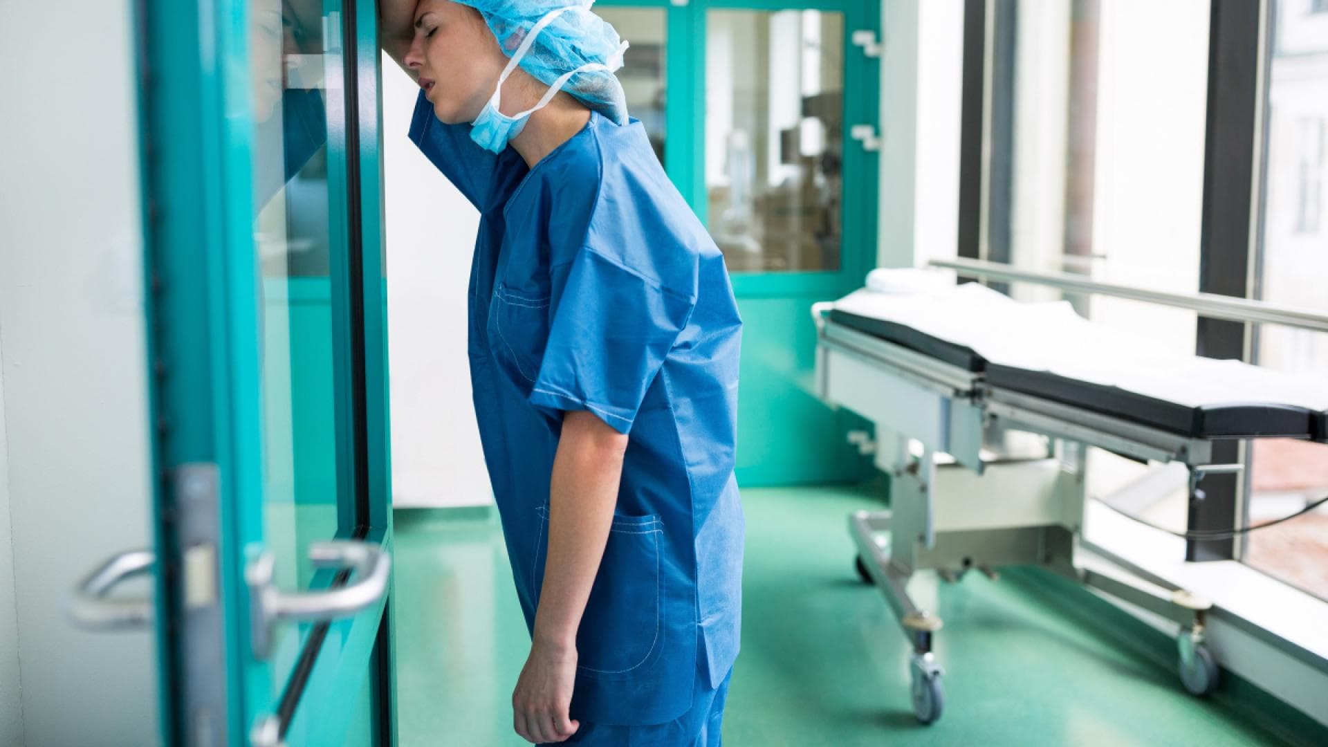 Erschöpfte Ärztin im Krankenhaus