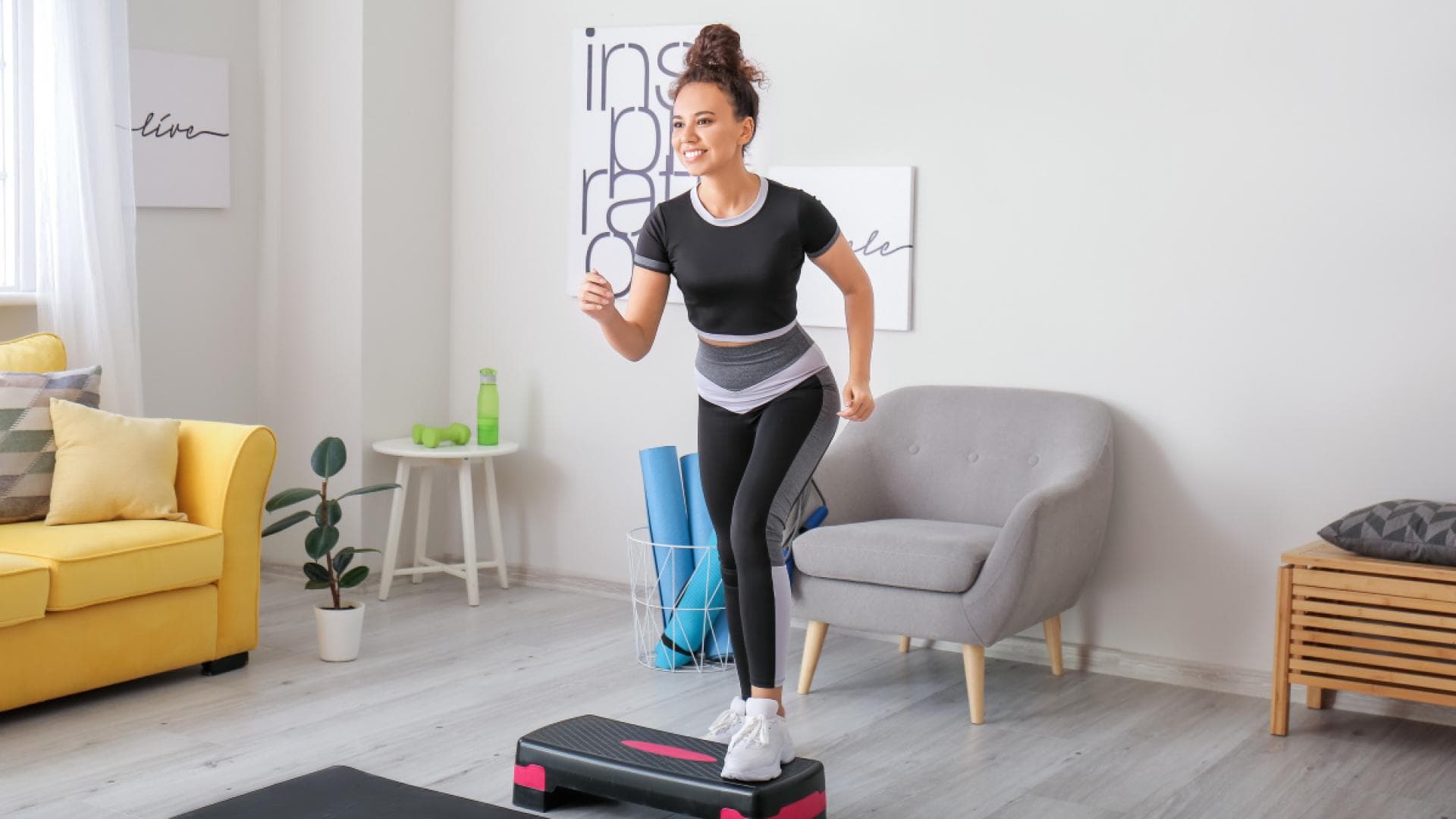 Frau macht Step Aerobic