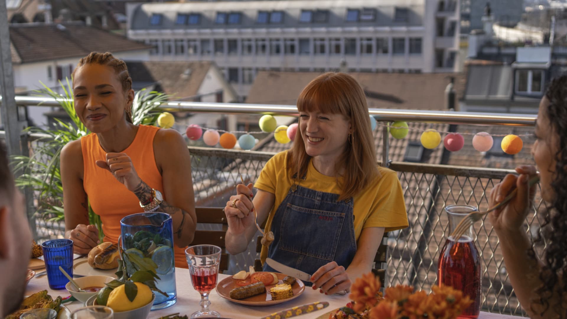 Vegan Grillen ist heute leckerer denn je Junge Leute grillen auf Rooftop