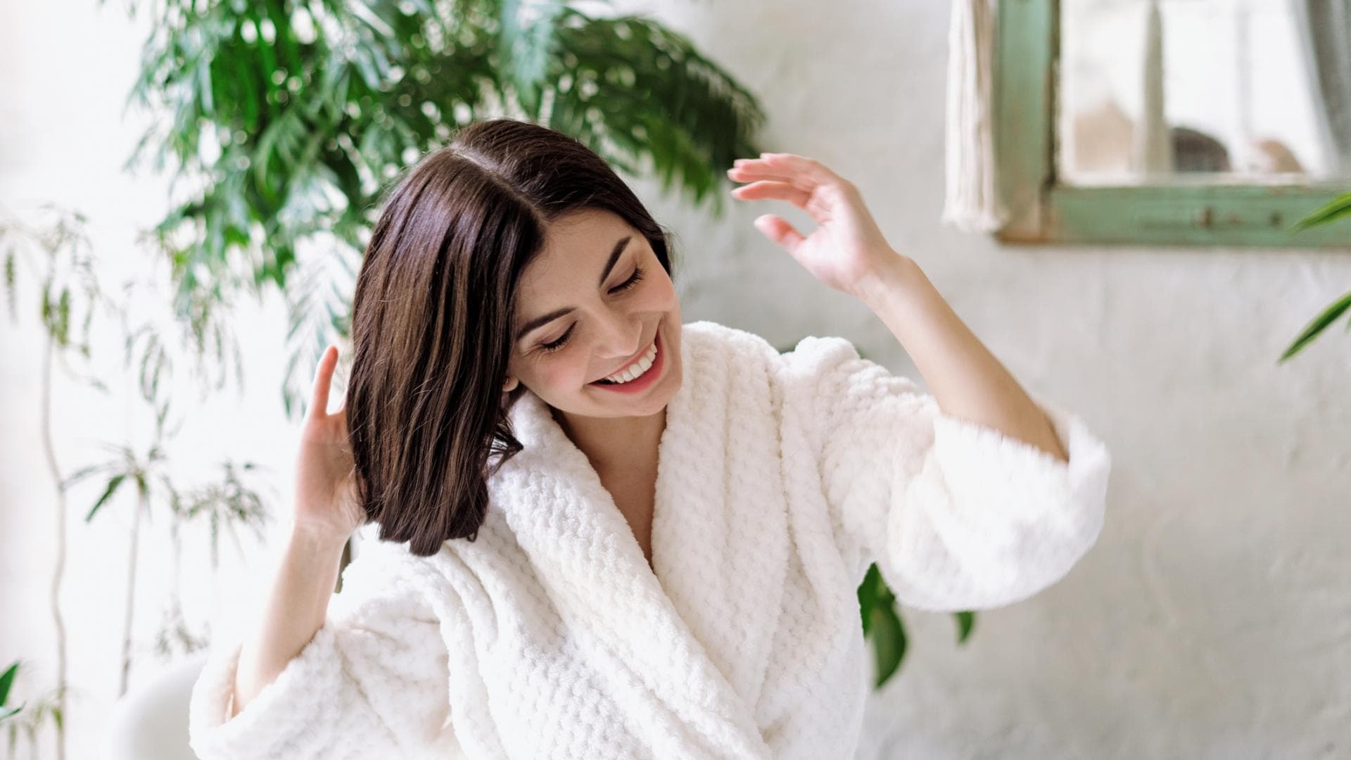 Frau fährt sich durch Haare