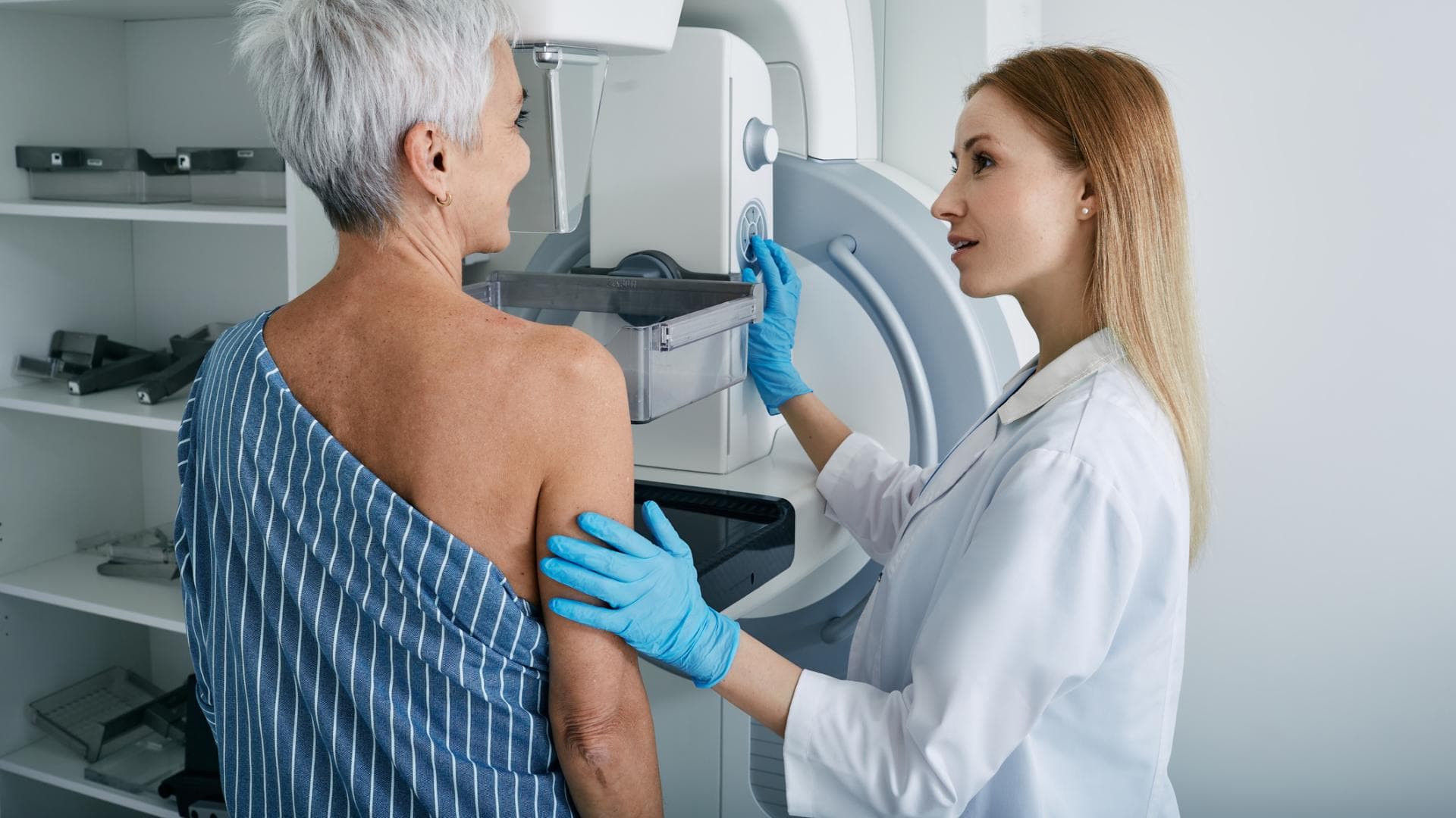 Ärztin führt Mammographie durch