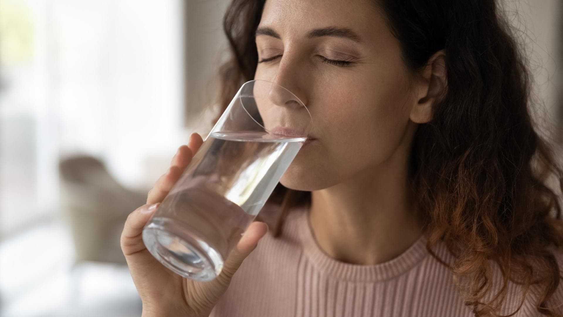 Frau trinkt Wasser Frau trinkt Wasser