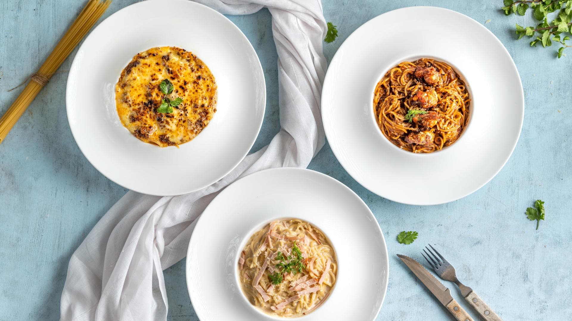 Verschiedene Pasta auf Tellern