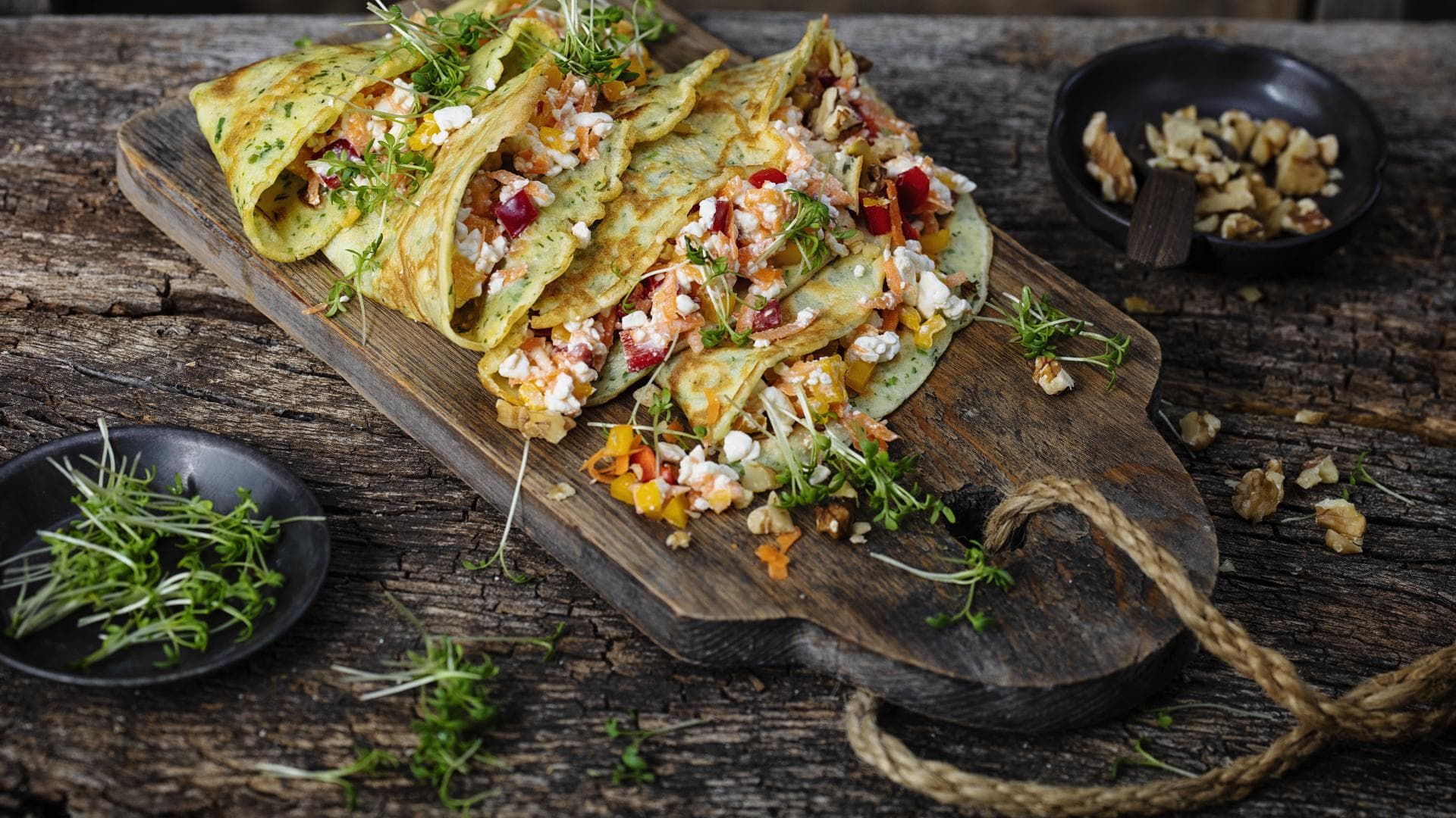 Kräuter-Crêpe mit bunter Gemüse-Hüttenkäsefüllung Kräuter-Crêpe mit bunter Gemüse-Hüttenkäsefüllung