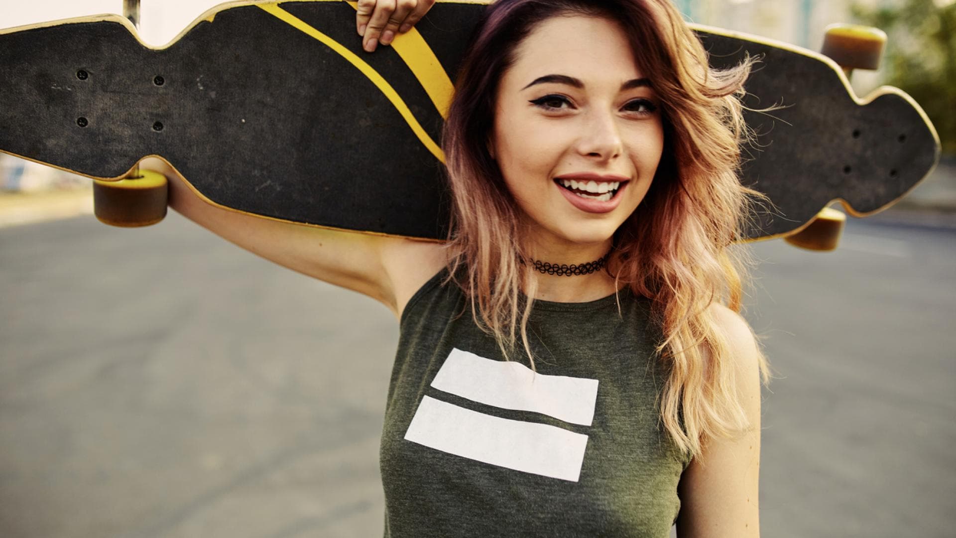 Frau mit Longboard