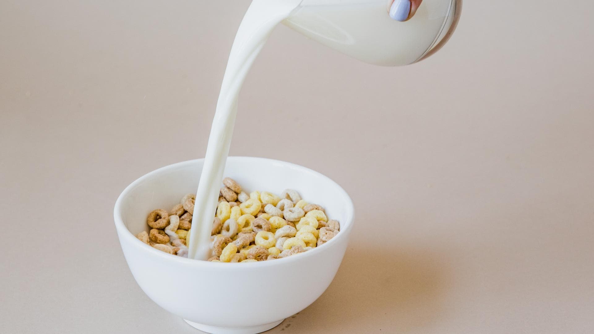 Hafermilch und Müsli