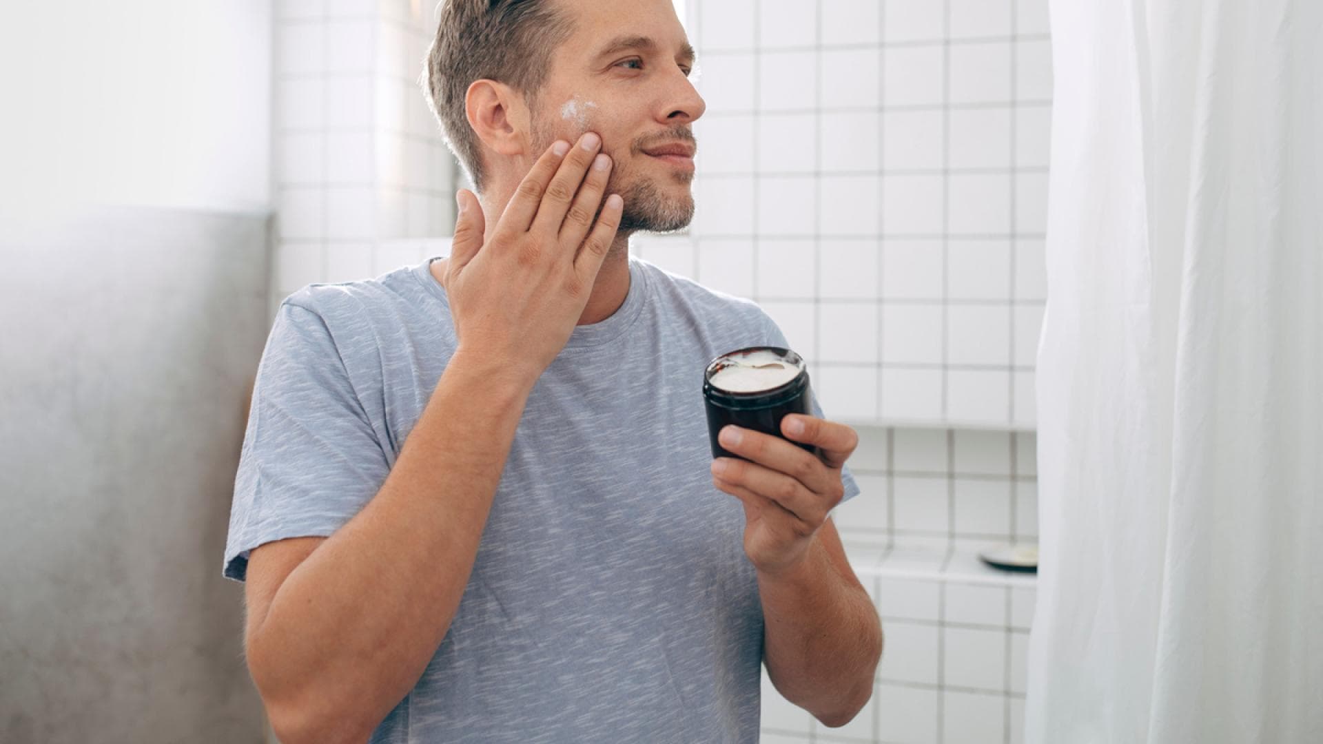 Mann nutzt Aftershave