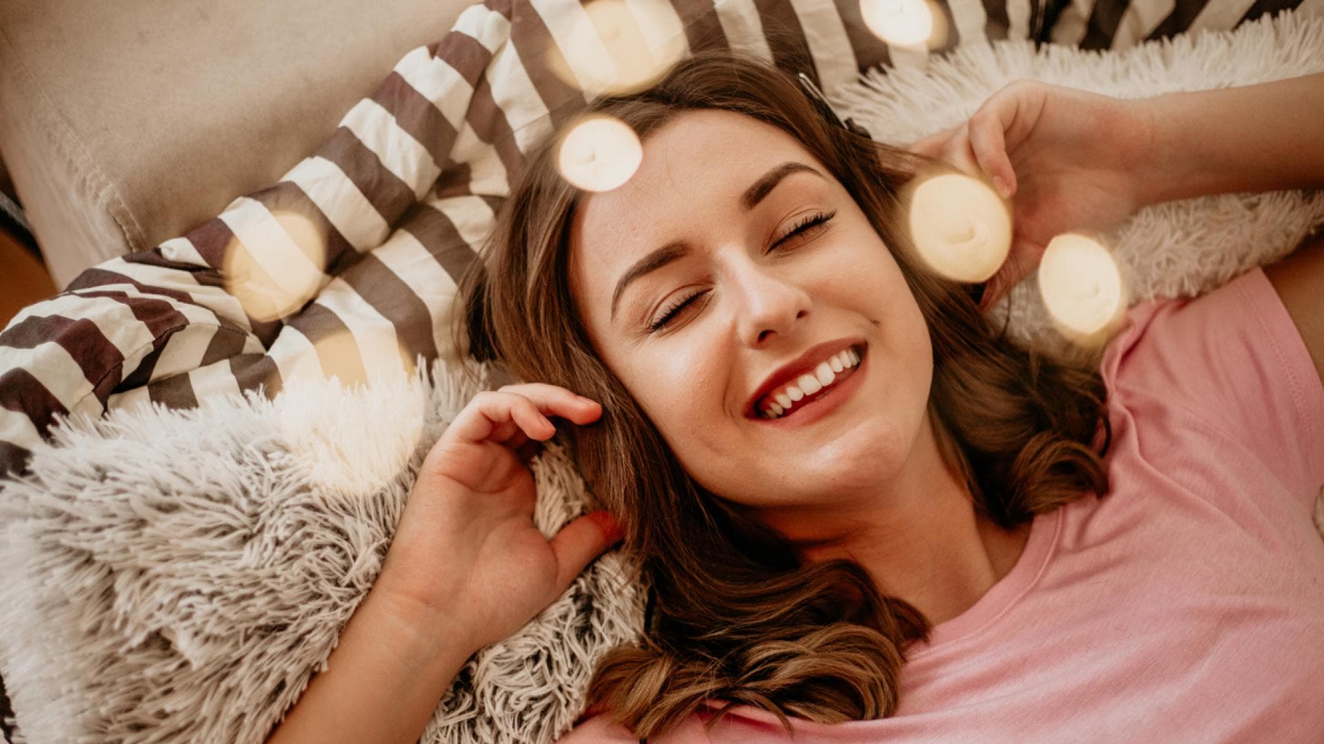 Frau hört Musik auf Bett