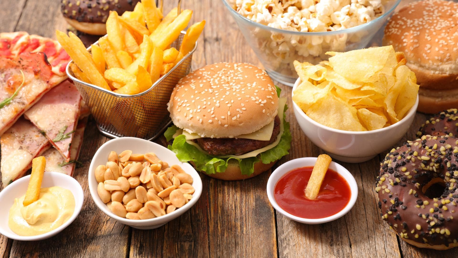 Burger und Chips zählen zu den verbotenen Lebensmitteln bei Niereninsuffizienz