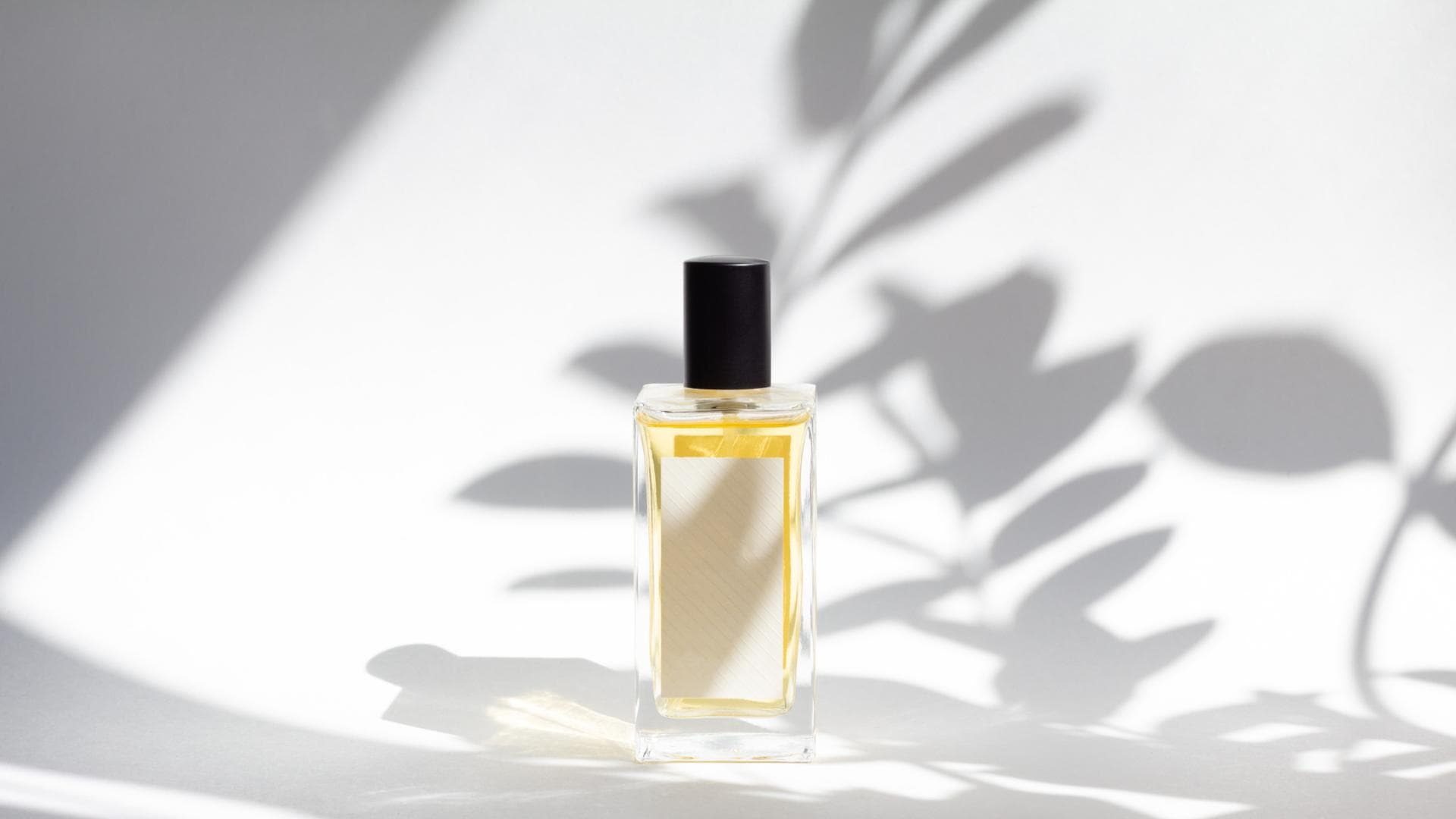 Eine Flasche Parfum vor weißem Hintergrund