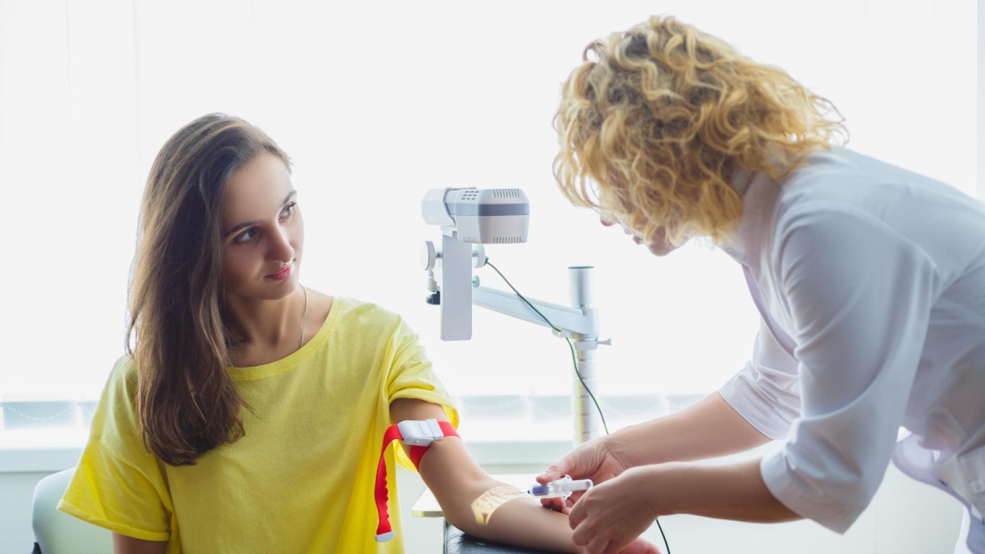 Frau wird Blut abgenommen
