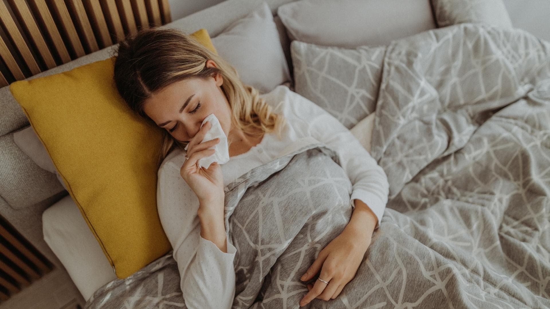 Kranke Frau im Bett Kranke Frau im Bett
