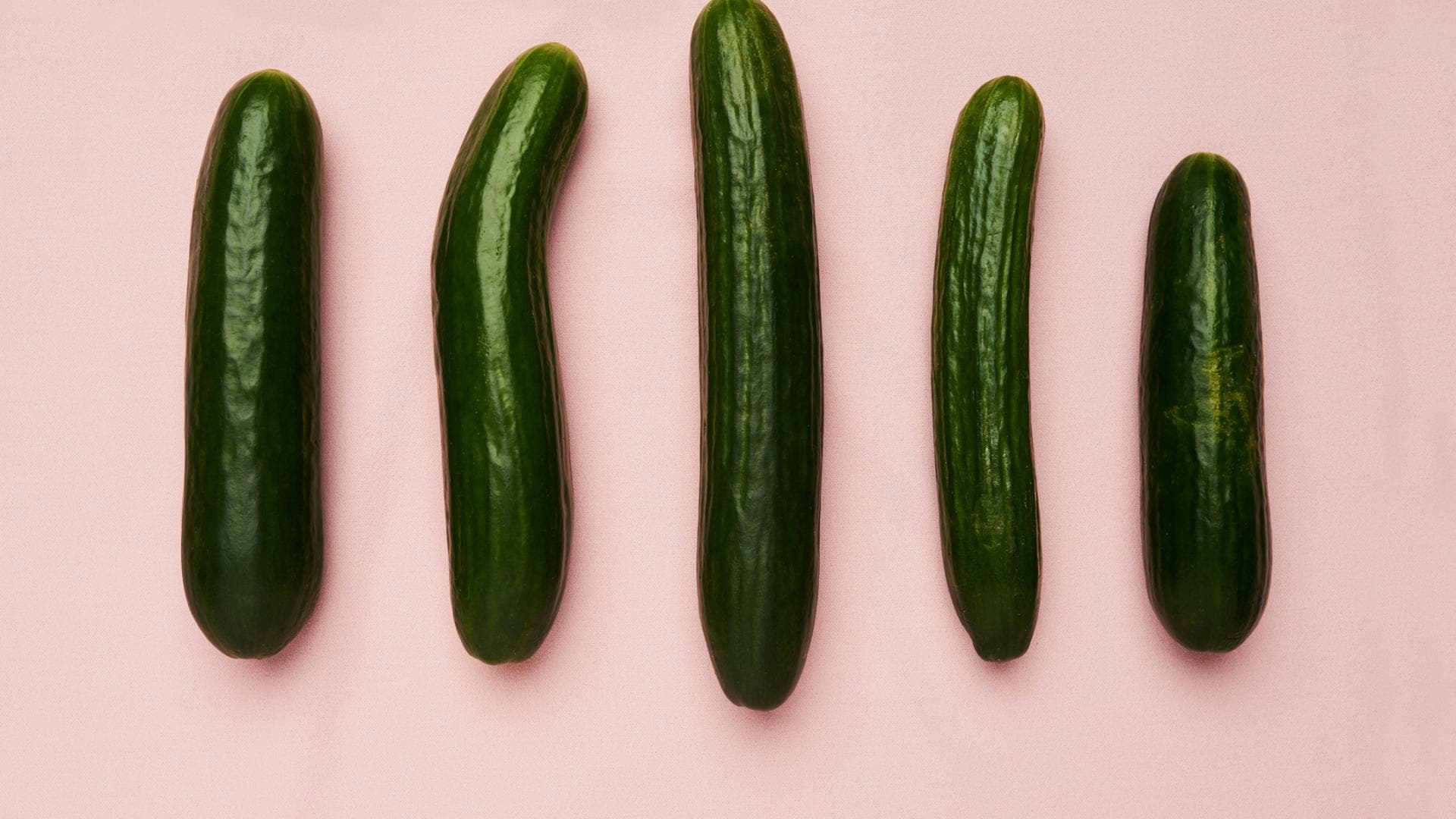 Verschiedene Gurken symbolisieren Penisgrößen