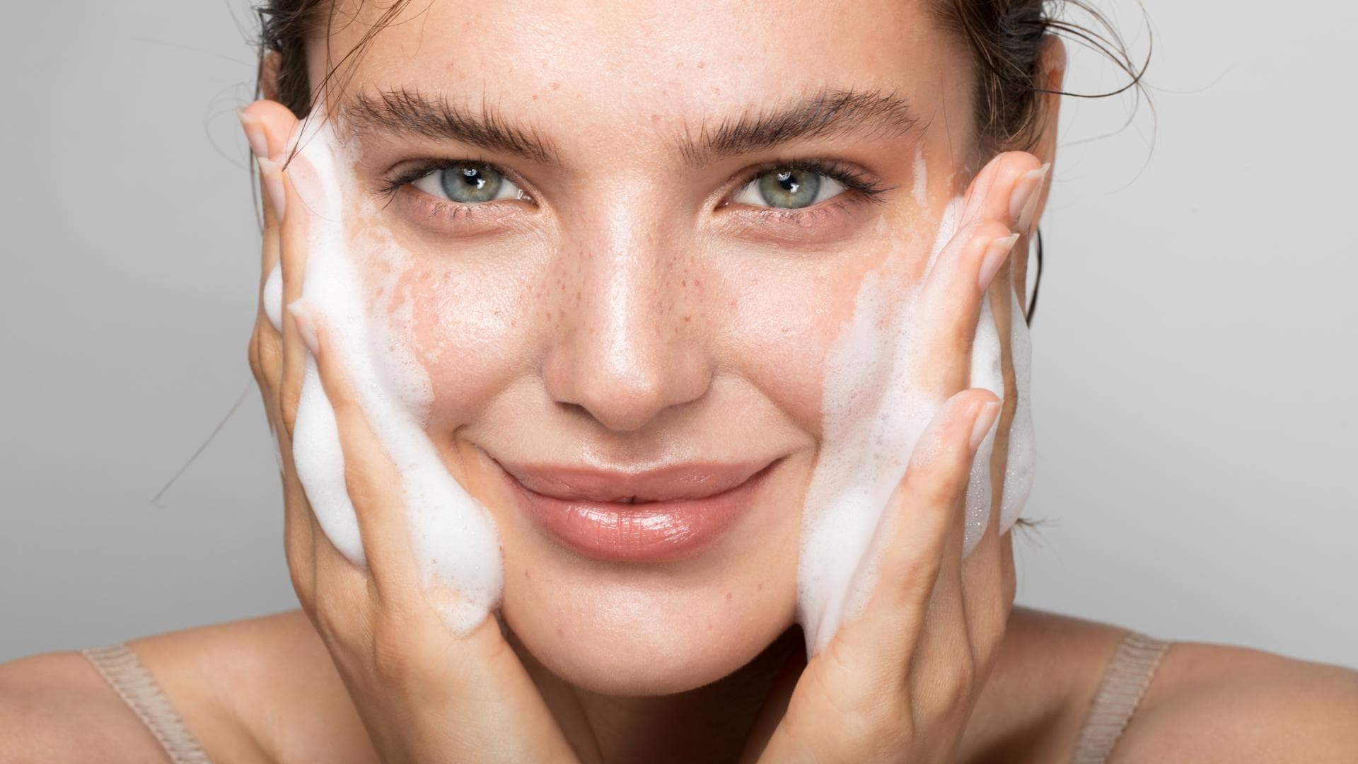 Frau macht Double Cleansing im Gesicht
