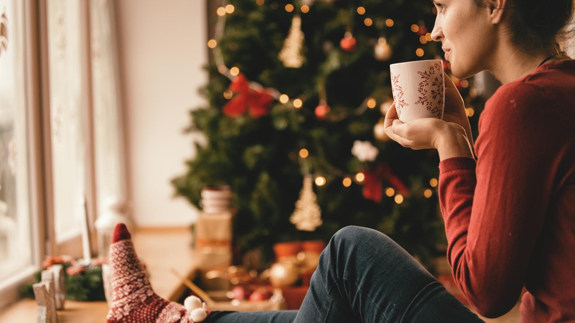 Frau verbringt Weihnachten alleine